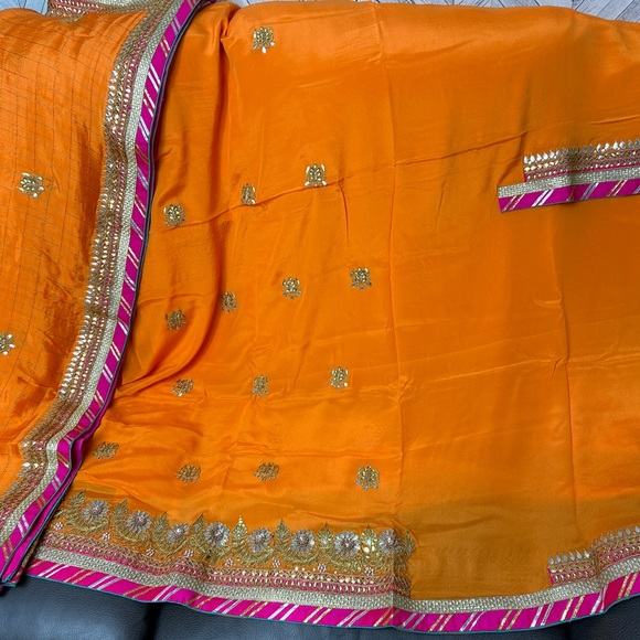 Pure crepe unstitched suit available for sale - Picture 2 of 3